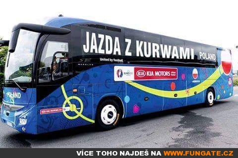 Autobus polských fotbalistů na ME ve Francii