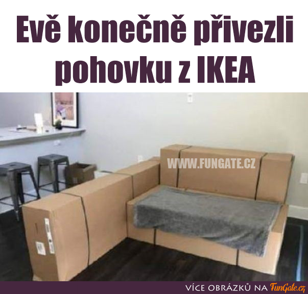 Evě konečně přivezli pohovku z IKEA