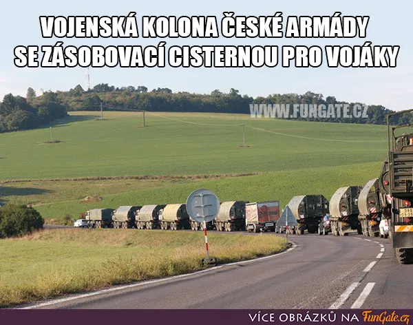 Vojenská kolona české armády se zásobovací