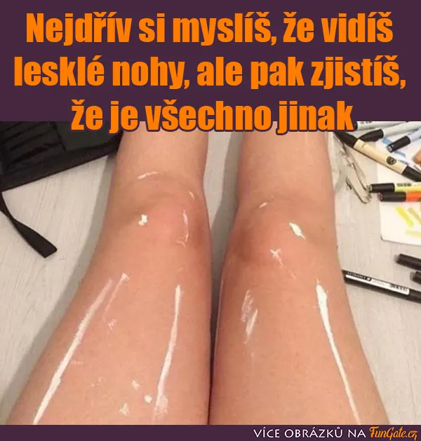 Nejdřív si myslíš, že vidíš lesklé nohy